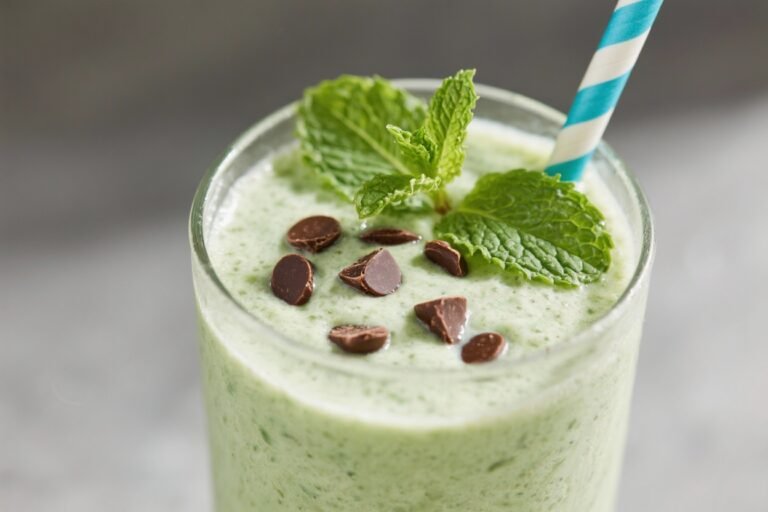 Mint Chocolate Chip Smoothie – Cool, Creamy, and Refreshing