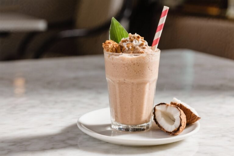 Samoa Smoothie – A Creamy, Caramel-Coconut Chocolate Treat